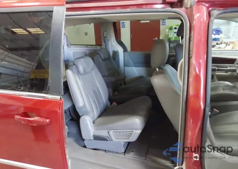 2010 Chrysler Town & Country Touring from USA, damaged, VIN 2A4RR5D12AR130196